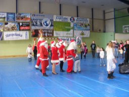 Zabawa mikołajkowa w hali sportowej KCKSiR w Kłodzku 16 grudnia 2016r